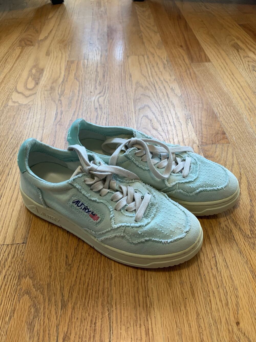 Women's Autry Medalist Low Sneakers In Green Canvas Size 39 EUC!